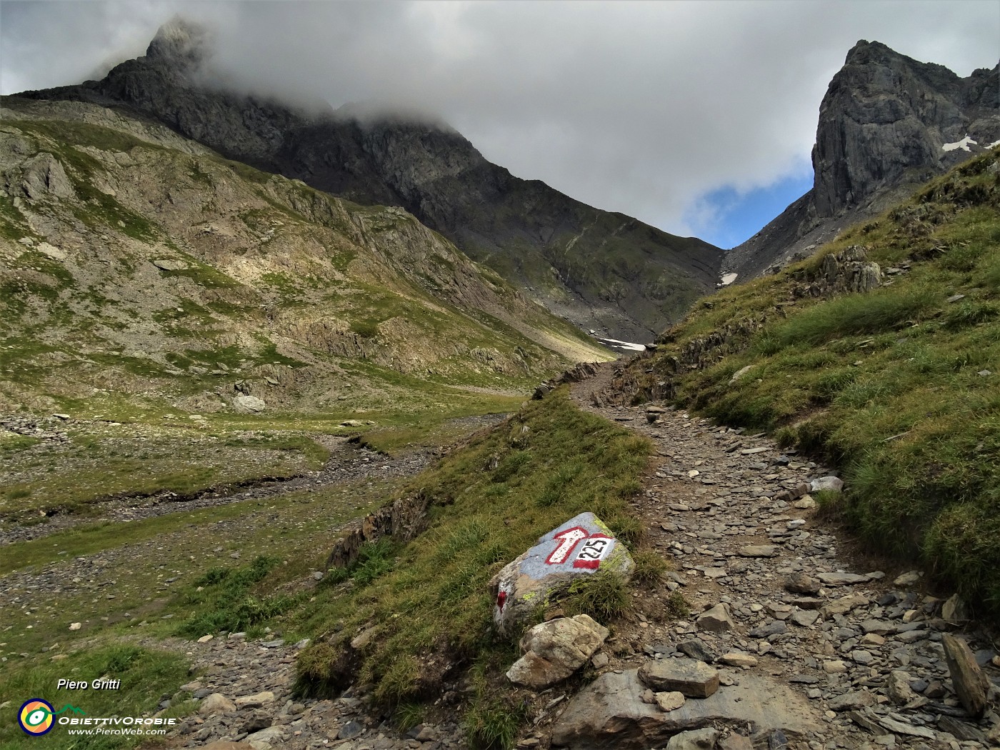 41 Il sent. 225 prosegue per il Passo di Valsecca e il Rif. Brunone, io mi fermo al pianoro.JPG